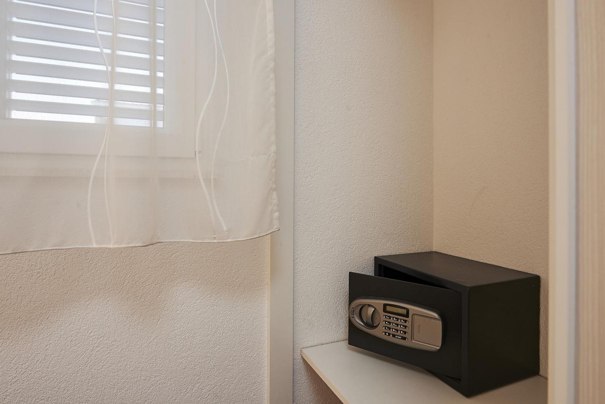 Apartments With A Parking Space Mavarstica, Ciovo - 17803 โตรกีร์ ห้อง รูปภาพ